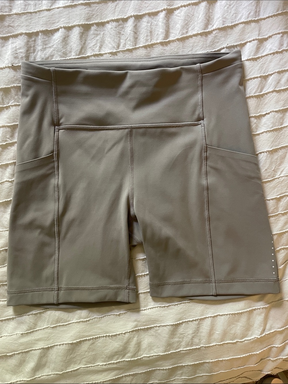 Lululemon Shorts Women’s 8 Green Wunder Train High Rise 8 inch w/pockets